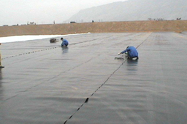 Human Factors Crawling Should Produce Dents During Geomembrane Engineering Construction